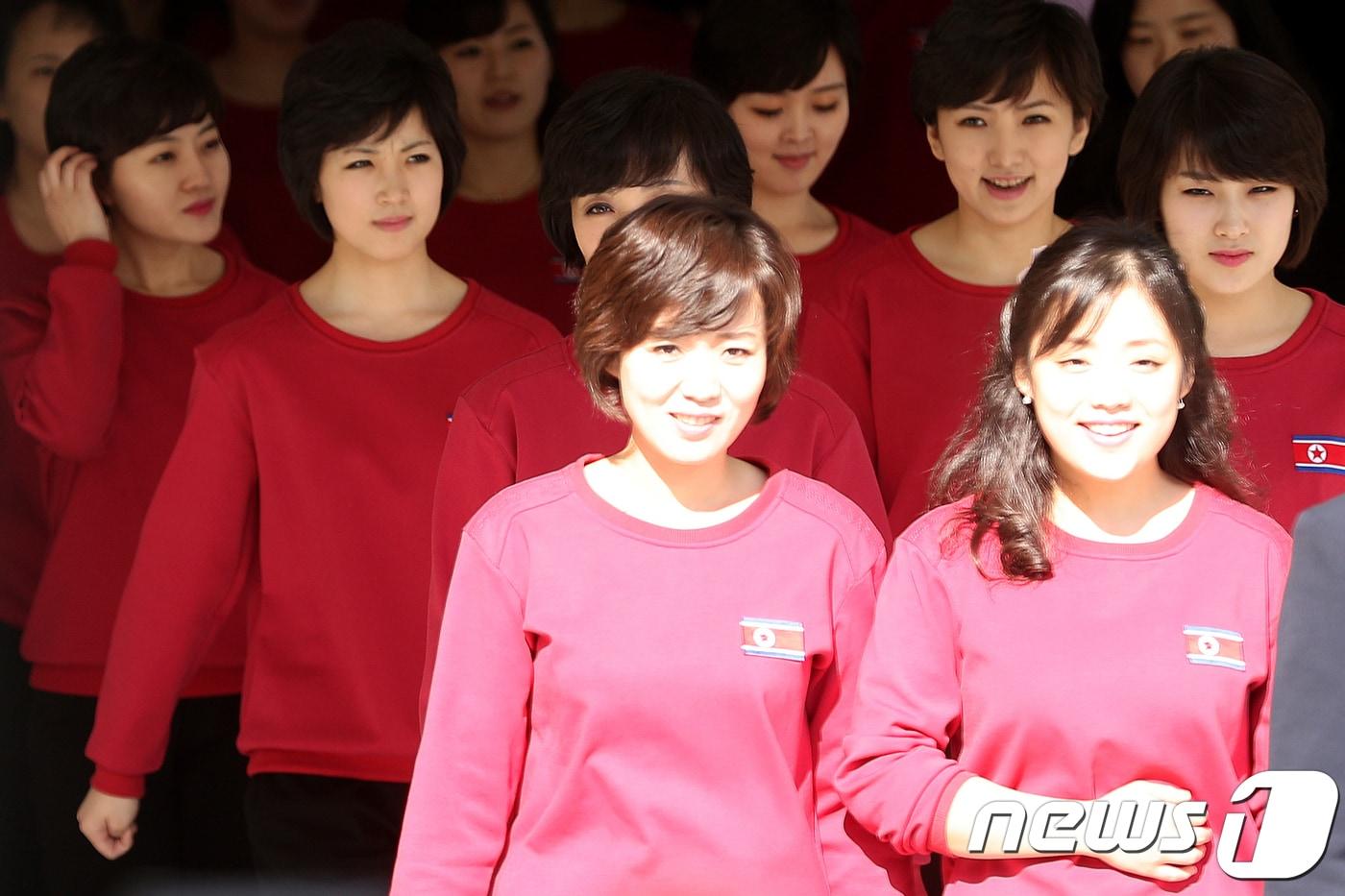 강릉에서 첫 공연을 준비하고 있는 북한 삼지연관현악단을 비롯한 예술단이 8일 강릉시 교동 강릉아트센터에서 오전 연습을 마치고 밖으로 나오고 있다. 2018.2.8/뉴스1 ⓒ News1 서근영 기자