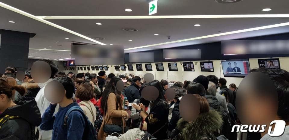 본문 이미지 - 지난 주말 인천국제공항 제1터미널 면세품 인도장에 많은 사람이 몰리면서 혼잡을 빚었다.ⓒ News1