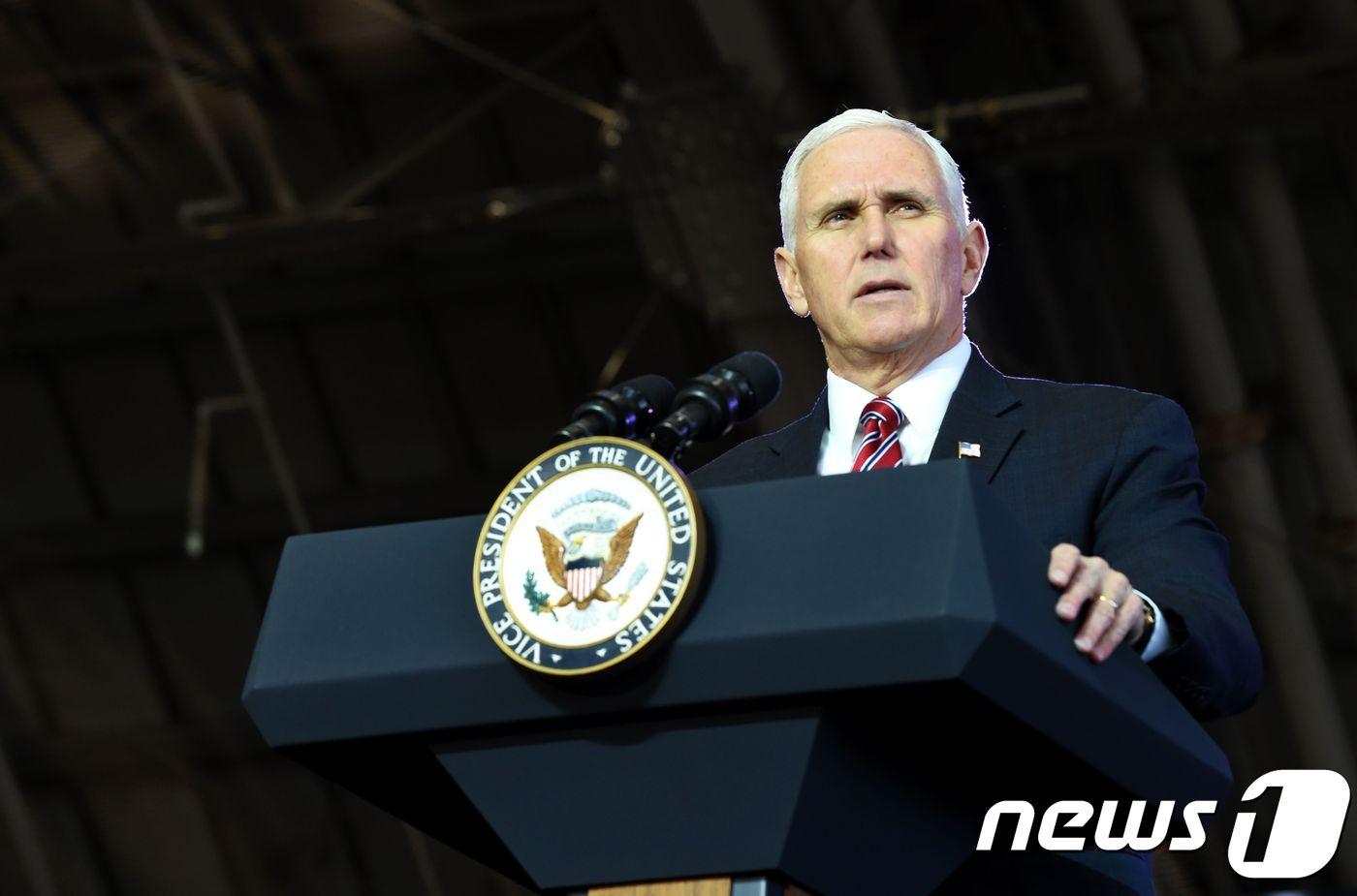 마이크 펜스 미국 부통령이 8일 일본 요코타 공군기지에서 연설하고 있다. ⓒ AFP=뉴스1