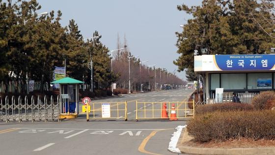 본문 이미지 - 한국지엠 군산공장 생산라인 가동이 중단된 8일 전북 군산시 한국지엠 군산공장 정문이 닫혀 있다. 한국지엠 군산공장은 이날부터 4월 중순까지 두 달여 간 생산가동조절(TPS, Temporary Shut Down) 등의 이유로 가동을 중단키로 했다.2018.2.8/뉴스1 ⓒ News1 문요한 기자