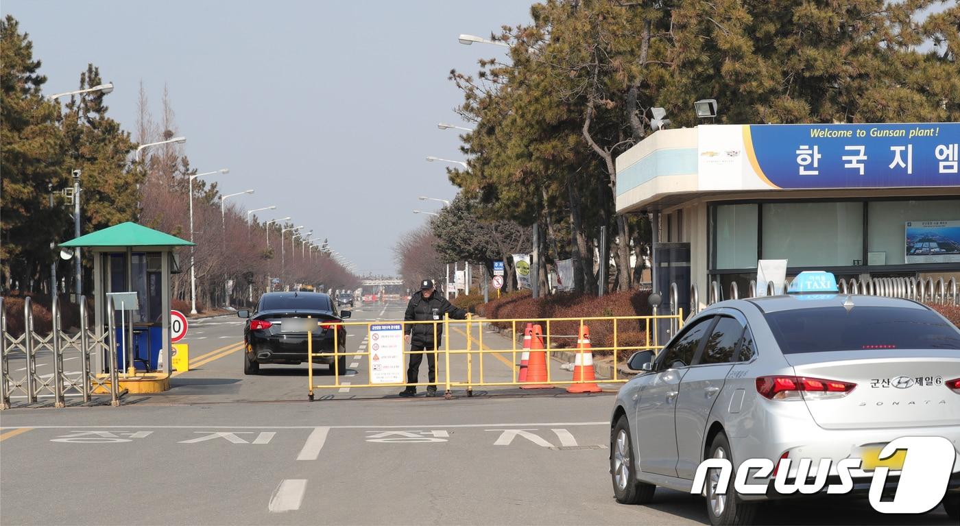 본문 이미지 - 한국지엠 군산공장 생산라인 가동이 중단된 지난 8일 전북 군산시 한국지엠 군산공장 정문으로 일부 직원들이 출입하고 있다(뉴스1DB)ⓒ News1