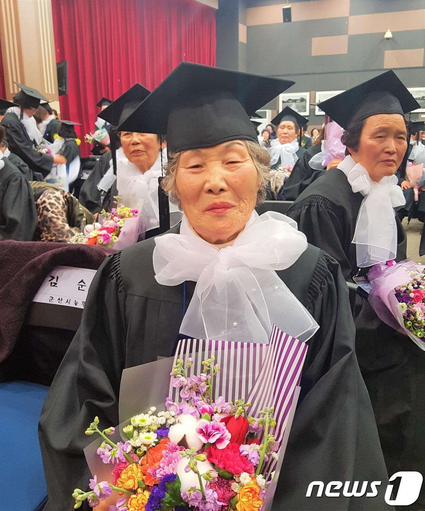 본문 이미지 - 8일 초등학교 학력 인정서를 받게 된 김종화(87) 할머니. 김 할머니는 문자해득교육 프로그램에 참여한지 8년 만에 초등학력 인정서를 받게 됐다.ⓒ News1임충식기자