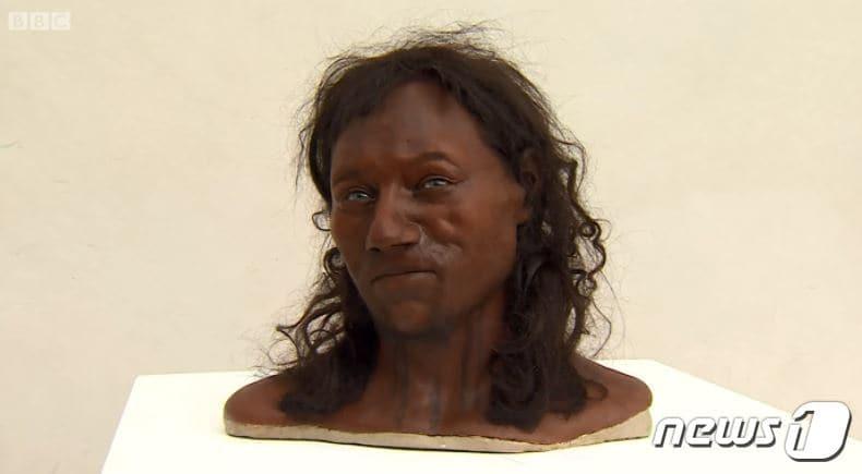 본문 이미지 - 약 1만년 전 영국에 거주한 '체다맨' 복원모형. (영국 BBC방송 갈무리) ⓒ News1