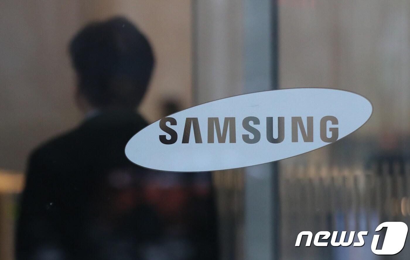 본문 이미지 - 검찰이 다스 측 변호사 비용이 삼성 측에서 흘러들어간 정황을 포착해 지난 8일 오후부터 9일 새벽까지 삼성전자 본사와 이학수 전 삼성전자 부회장 자택 등에서 압수수색을 진행했다. 사진은 이날 서울 서초구 삼성전자 본사. 2018.2.9/뉴스1 ⓒ News1 구윤성 기자