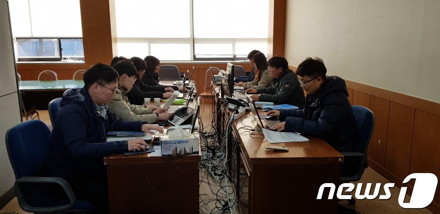 본문 이미지 - 창녕군 공무원들이 소규모주민숙원사업 해결을 위해 합동 작업을 하고 있다.(창녕군 제공)2018.2.9./뉴스1ⓒ News1