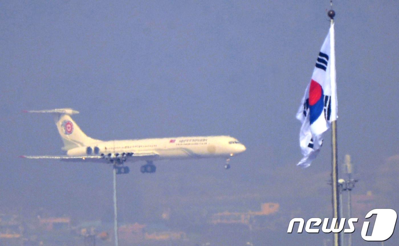 본문 이미지 - 김정은 북한 노동당 위원장의 여동생인 김여정 당 중앙위 제1부부장과 북한 헌법상 국가수반인 김영남 최고인민회의 상임위원장등 북한의 평창동계올림픽 고위급대표단이 탑승한 전용기가 9일 오후 서해 직항로를 거쳐 인천국제공항 활주로에 착륙하고 있다. 2018.2.9/뉴스1 ⓒ News1 오대일 기자