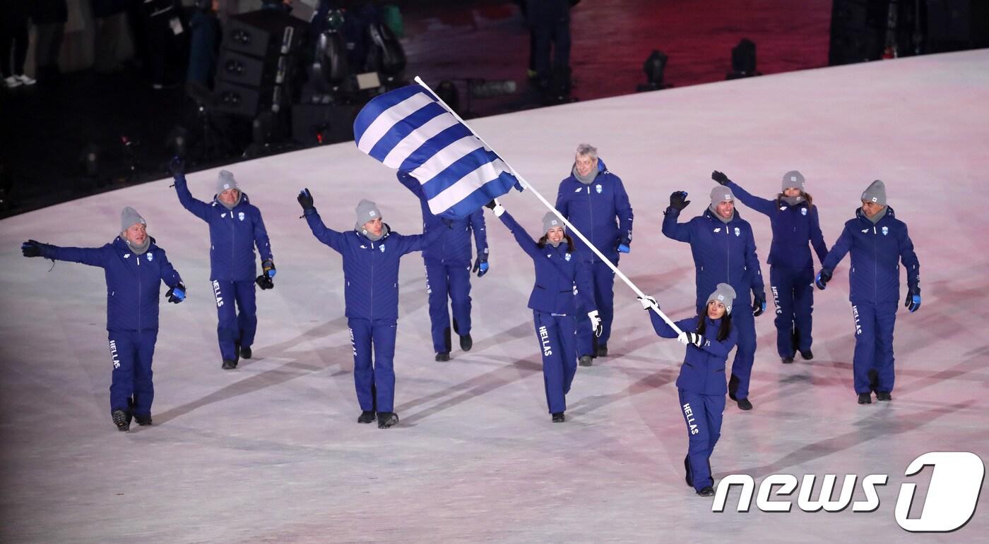  9일 강원도 평창올림픽스타디움에서 열린  2018평창동계올림픽 개회식에서 그리스 선수단이 입장하고 있다. 3만5000여명의 관람객과 전 세계 시청자 25억여명의 시선을 사로잡을 평창동계올림픽 개막식은 '행동하는 평화(Peace in motion)'를 주제로 2시간 동안 진행된다. 2018.2.9/뉴스1 ⓒ News1 허경 기자