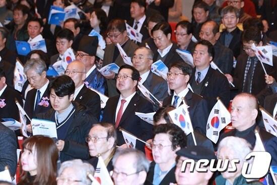 본문 이미지 - 대전시청 대강당에서 열린 3‧1절 기념행사에서 이재관 대전시장 권한대행 등 참석자들이  3‧1절 노래를 제창하고 있다. ⓒ News1