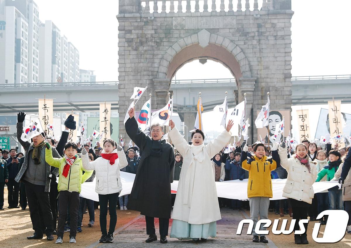 본문 이미지 - 문재인 대통령과 부인 김정숙 여사가 1일 오전 제99주년 3.1절을 맞아 서울 독립문 앞에서 태극기를 들고 만세 삼창을 하고 있다. (청와대) 2018.3.1/뉴스1 ⓒ News1 이광호 기자