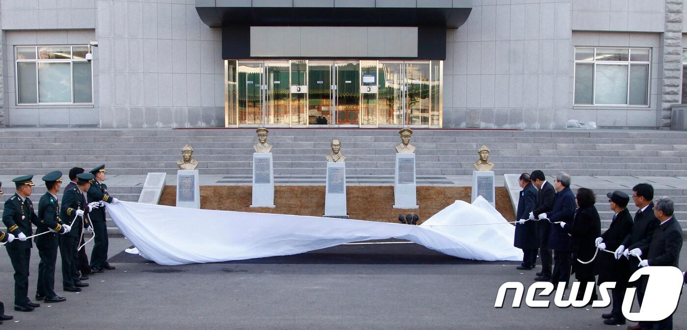 2018년 3월 1일 서울 노원구 육군사관학교에서 독립전쟁 영웅 5인의 흉상 제막식이 열리고 있다. 흉상은 왼쪽부터 홍범도 장군, 지청천 장군, 이회영 선생, 이범석 장군, 김좌진 장군. (육군사관학교 제공) ⓒ 뉴스1