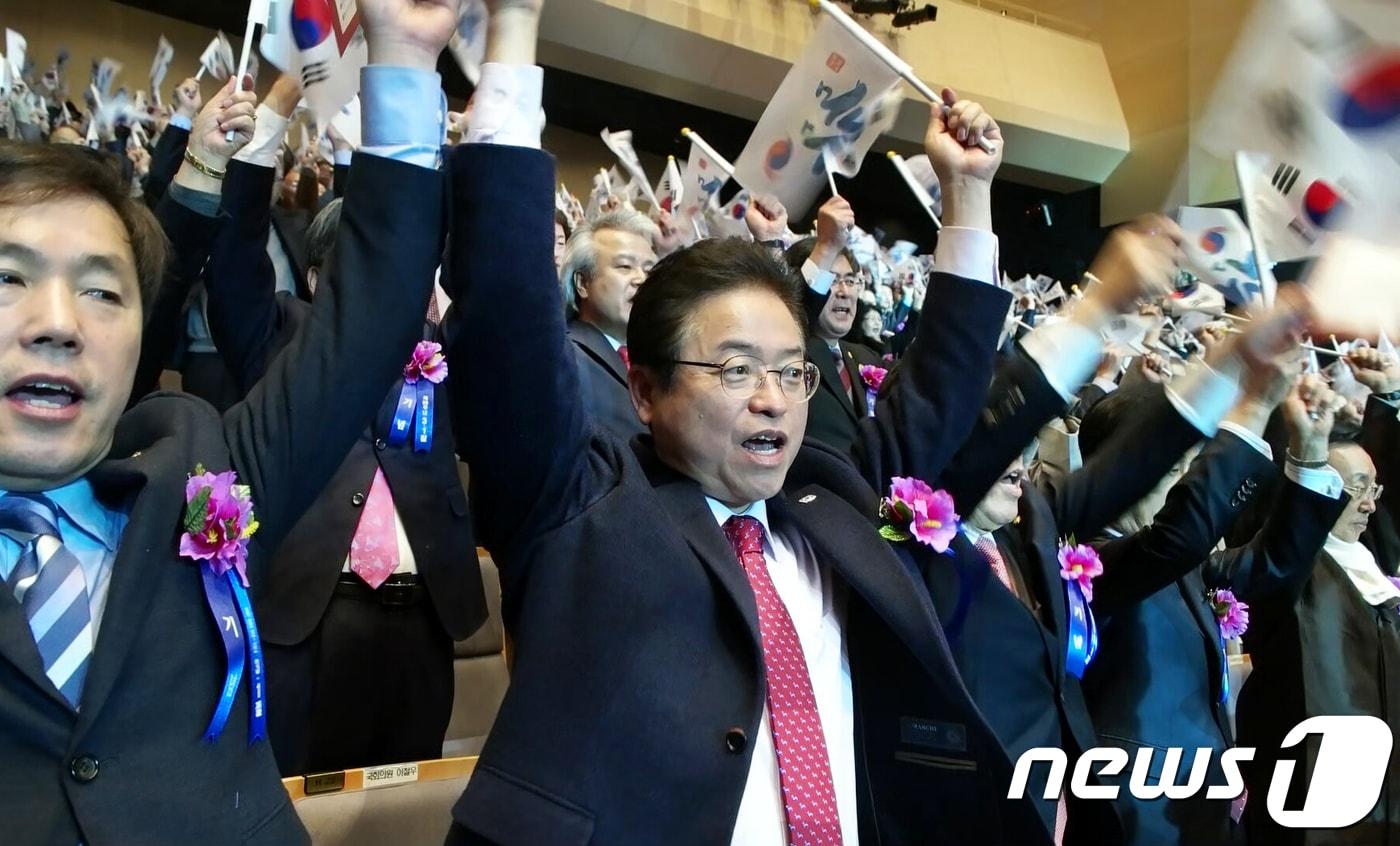 본문 이미지 - 1일 경북도청 강당에서 열린 3.1절 기념행사에서 경북지사에 출마한 이철우 자유한국당 의원이 태극기를 들고 만세 삼창을 하고 있다. 이의원은 "대한민국이 최대의 안보위기에 직면해 있다” 며 “화랑정신과 호국정신으로 북한 핵과 미사일을 무너뜨려 국민과 대한민국이 다시 일어설 수 있도록 국론을 결집시키자”고 말했다. (이철우의원실 제공) 2018.3.1/뉴스1 ⓒ News1 정우용 기자