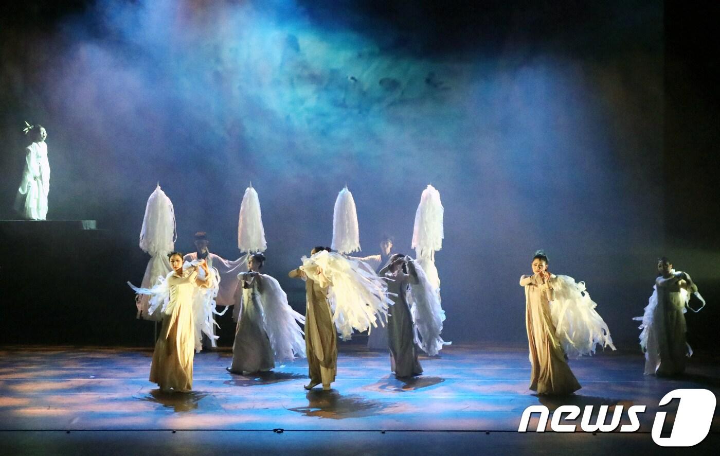 본문 이미지 - 경북 안동문화예술의전당 웅부홀에서 안동공연예술축제의 첫 번째 공연으로 '역동'이라는 주제로 한 예술단의 전통춤 공연이 펼쳐지고 있다.  2018.3.1/뉴스1 ⓒ News1