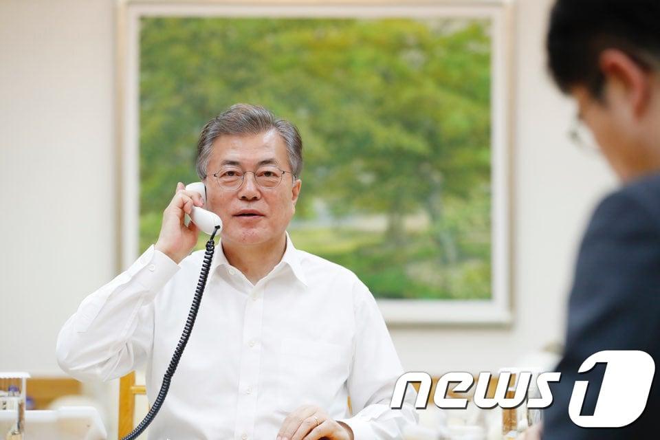본문 이미지 - 문재인 대통령이 1일 청와대에서 도널드 트럼프 미국 대통령과 전화통화를 하고 있다. 양 정상이 통화를 가진 것은 지난달 2일 30분간 평창올림픽·패럴림픽 개최 및 한반도 문제에 대해 논의한 이후 한 달 여만으로 남북정상회담 등 북한 문제와 한미 FTA 등 양국간 현안에 대해 논의했다. (청와대 제공) 2018.3.1/뉴스1 ⓒ News1 이광호 기자