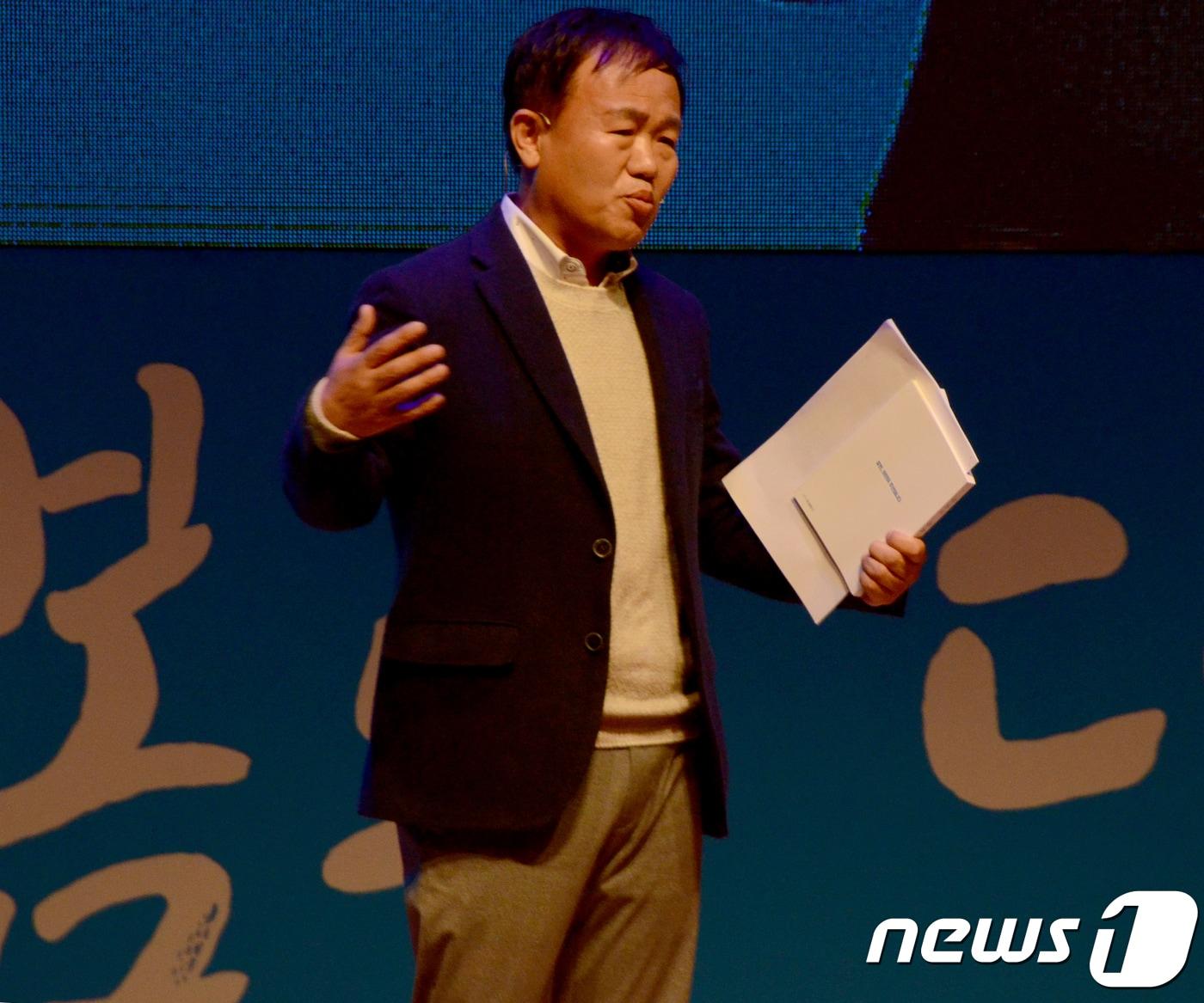 본문 이미지 - 이재수 춘천시장 예비후보자가 10일 강원대학교 백령아트홀에서 북콘서트를 열고 인사말을 하고 있다. 2018.3.10/뉴스1 ⓒ News1 김경석 기자