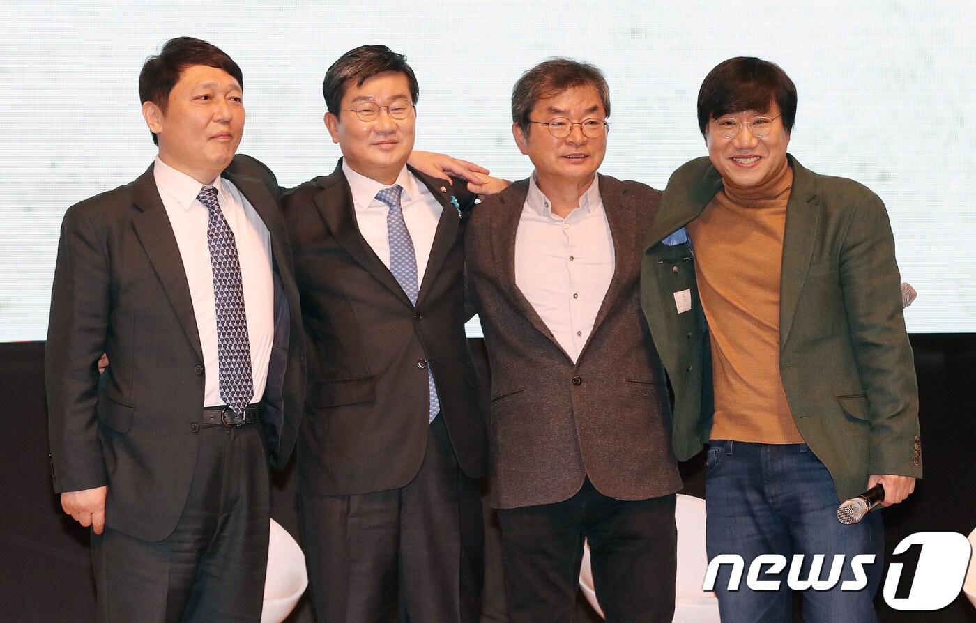 전해철 더불어민주당 의원이 10일 오후 경기도 수원시 아주대학교 체육관에서 열린 "함께한 시간, 역사가 되다＂ 북콘서트에 참석한 패널들과 함께 토크를 마친 후 기념촬영을 하고 있다. 왼쪽부터 최재성 전 의원, 전해철 의원, 이호철 전 청와대 민정수석, 양정철 전 홍보기획비서관. 2018.3.10/뉴스1 ⓒ News1 박세연 기자