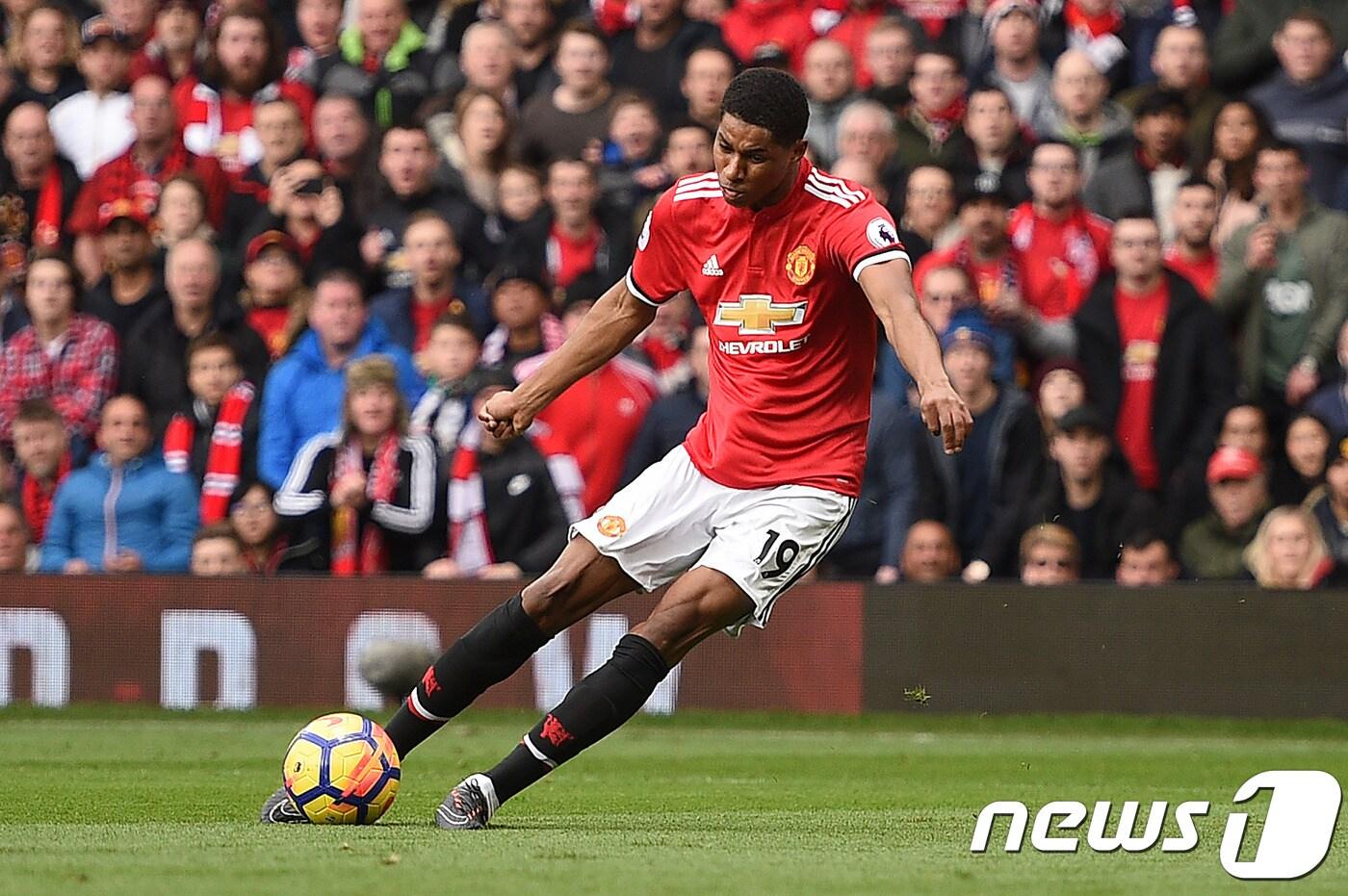 본문 이미지 - 10일( 한국시간) 영국 맨체스터의 올드 트래포드에서 열린 2017-2018 잉글랜드 프리미어리그(EPL) 30라운드 리버풀과의 경기에서 산체스 래시포드(맨체스터 유나이티드)가 선제골을 넣었다. ⓒAFP=News1