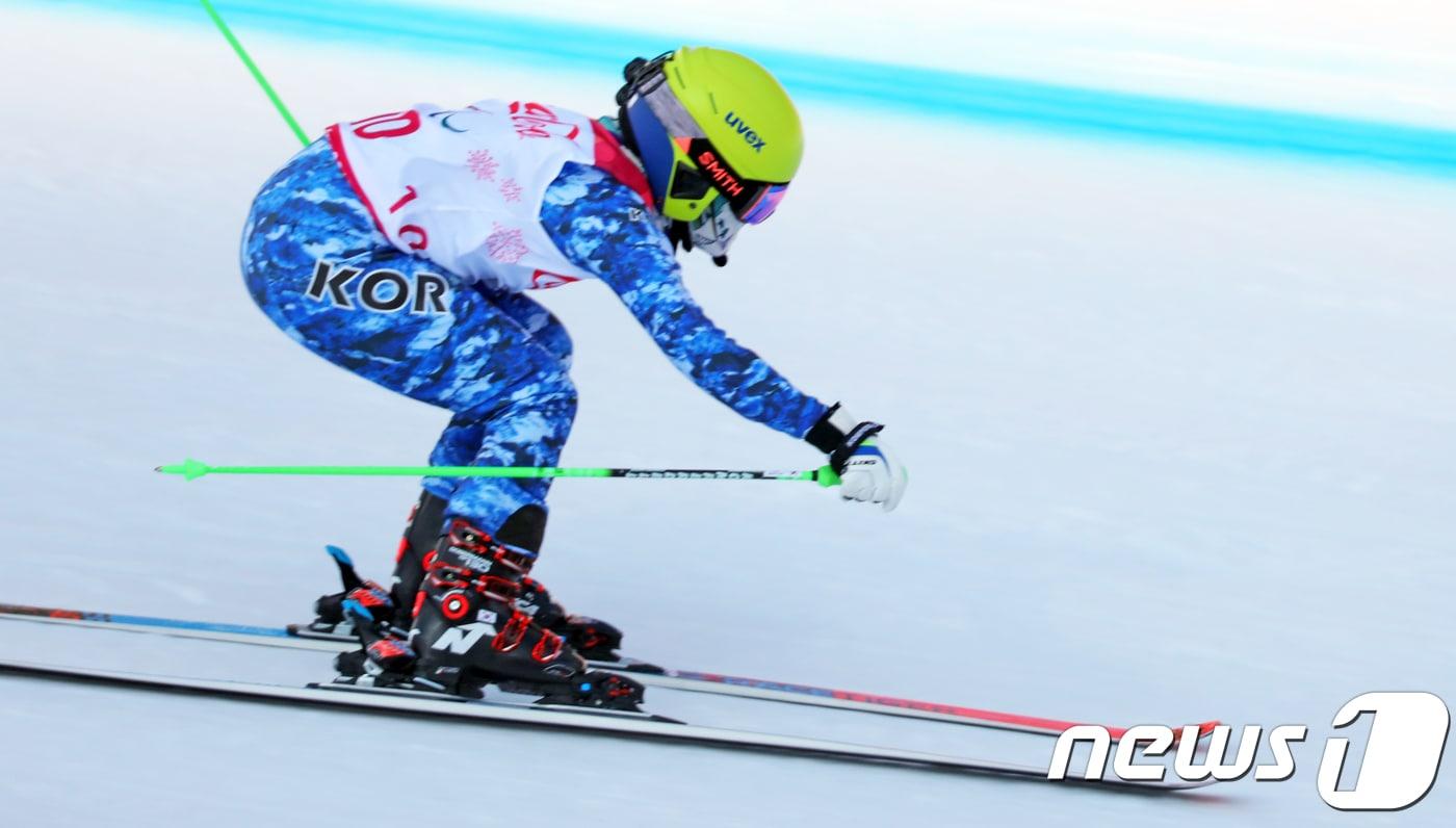 본문 이미지 - 대한민국 양재림이 11일 강원도 정선알파인경기장에서 열린 2018 평창동계패럴림픽 알파인 스키 여자 슈퍼대회전 시각장애 경기에서 질주하고 있다. 2018.3.11/뉴스1 ⓒ News1 박하림 기자