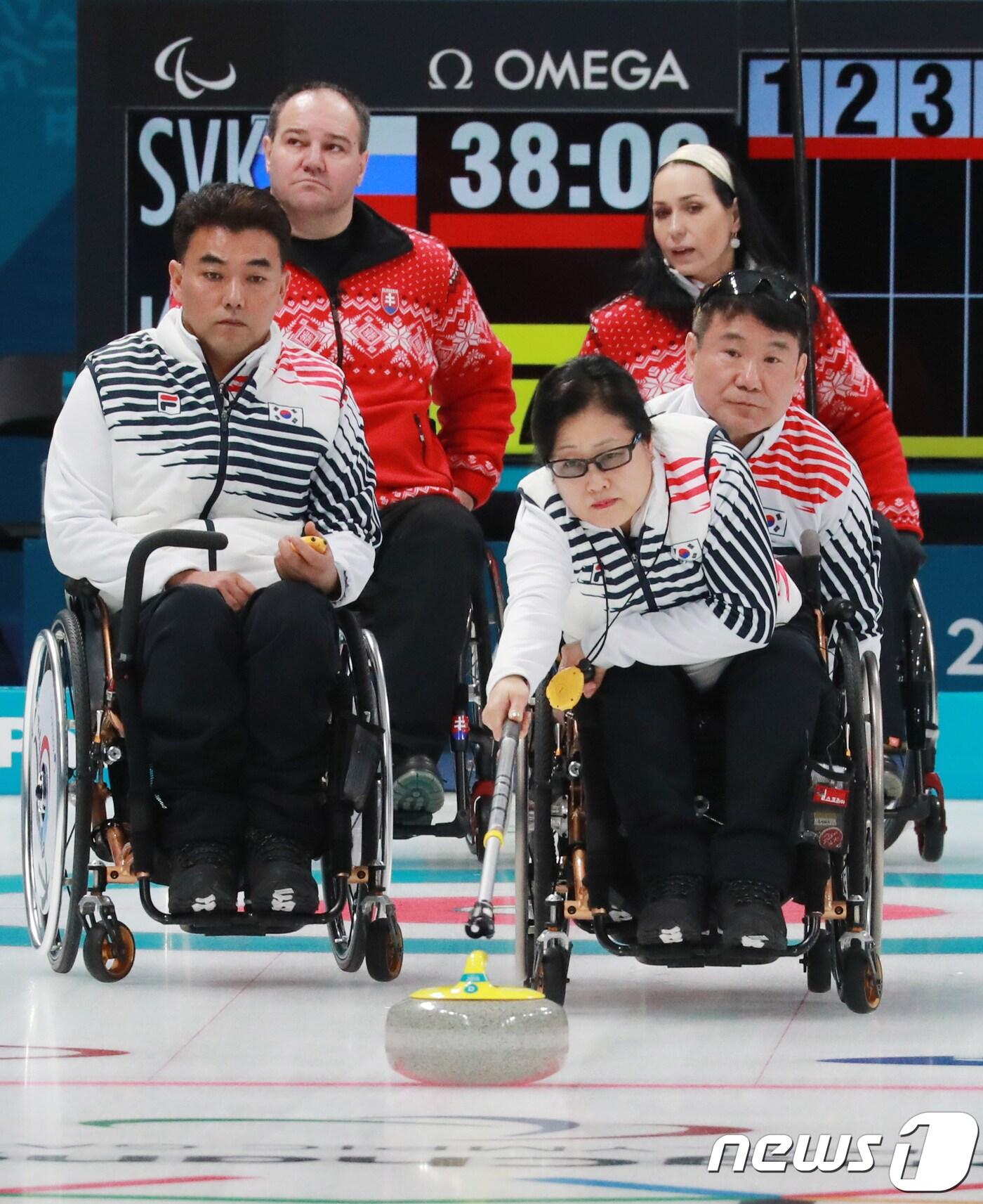 본문 이미지 - 10일 오후 강원도 강릉컬링센터에서 휠체어컬링 예선 제3경기 대한민국과 슬로바키아의 경기에서 방민자가 투구하고 있다.2018.3.11/뉴스1 ⓒ News1 이찬우 기자