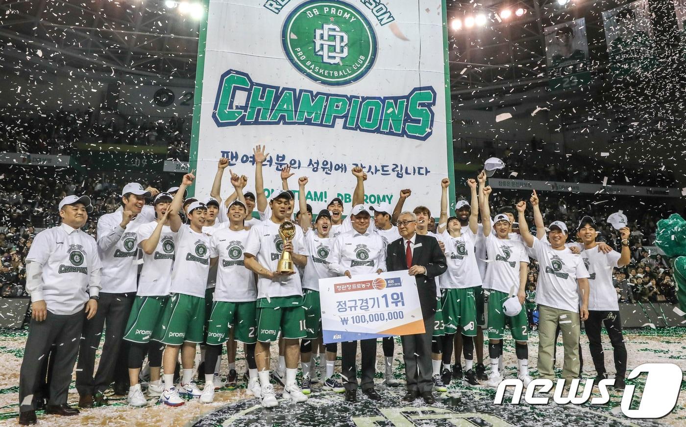 11일 강원 원주종합체육관에서 6년만에 정규리그 우승을 차지한 원주 선수들이 이상범 감독과 함께 우승 트로피를 들고 환호하고 있다. 2018.3.11/뉴스1 ⓒ News1 성동훈 기자