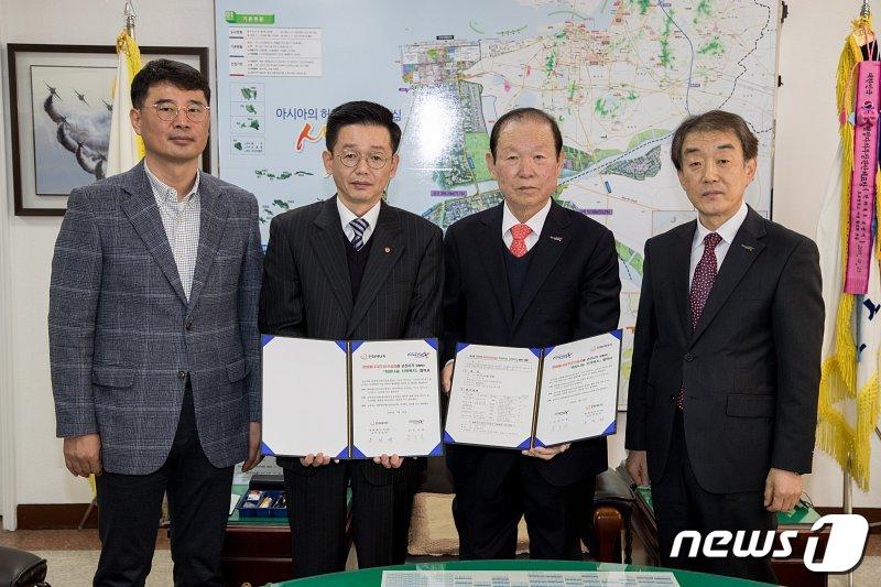 본문 이미지 - 주선태 한화에너지 군산공장장(사진 왼쪽에서 두번째)과 문동신 군산시장(세번째)이 희망나눔 지역복지 업무협약을 체결하고 있다.ⓒ News1