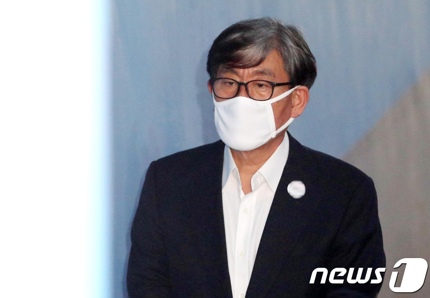 본문 이미지 - 이명박정부 당시 '민간인 댓글부대'를 꾸리고 정치공작을 지시한 혐의로 구속된 원세훈 전 국가정보원장이 12일 오후 서울 서초구 서울중앙지법에서 열린 속행공판에 출석하고 있다. 2018.3.12/뉴스1 ⓒ News1 구윤성 기자