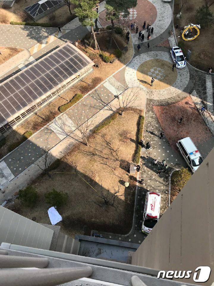 본문 이미지 - 11일 40대 모녀가 추락사한 아파트 화단 /사진=독자제공 ⓒ News1
