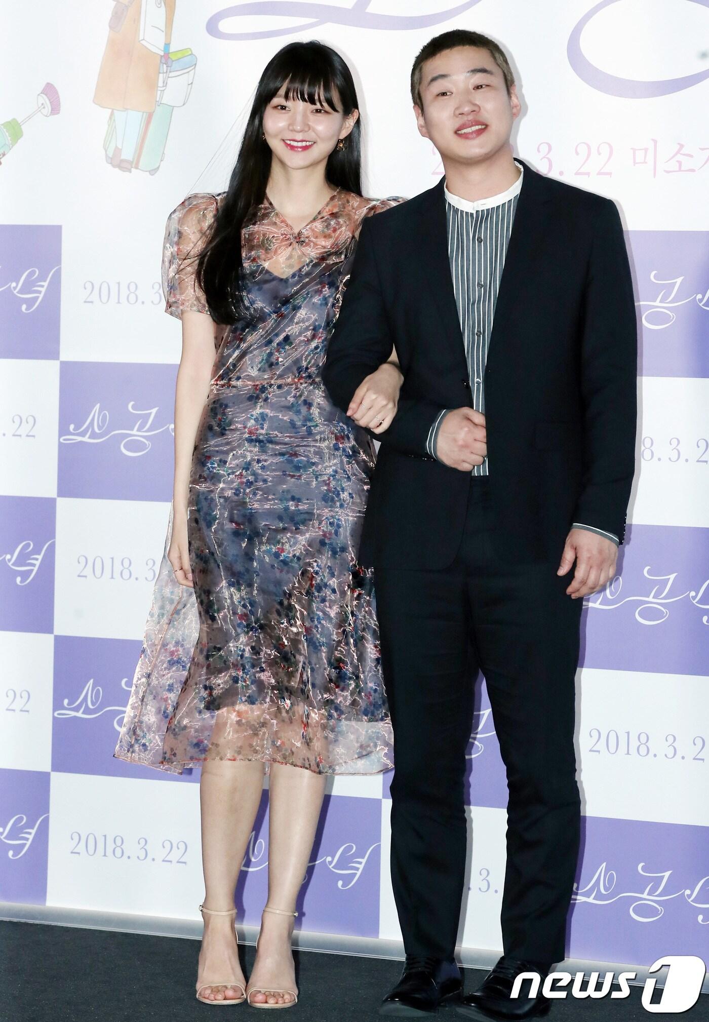 본문 이미지 - 배우 이솜과 안재홍(오른쪽)이 12일 오후 서울 용산cgv에서 열린 영화 ‘소공녀’ 언론 시사회에 참석해 포즈를 취하고 있다. '소공녀'는 집만 없을 뿐, 일도 사랑도 자신만의 방식으로 살아가는 사랑스러운 현대판 소공녀 미소(이솜 분)의 도시 하루살이를 담은 청춘 판타지 영화다. 2018.3.12./뉴스1 ⓒ News1 권현진 기자