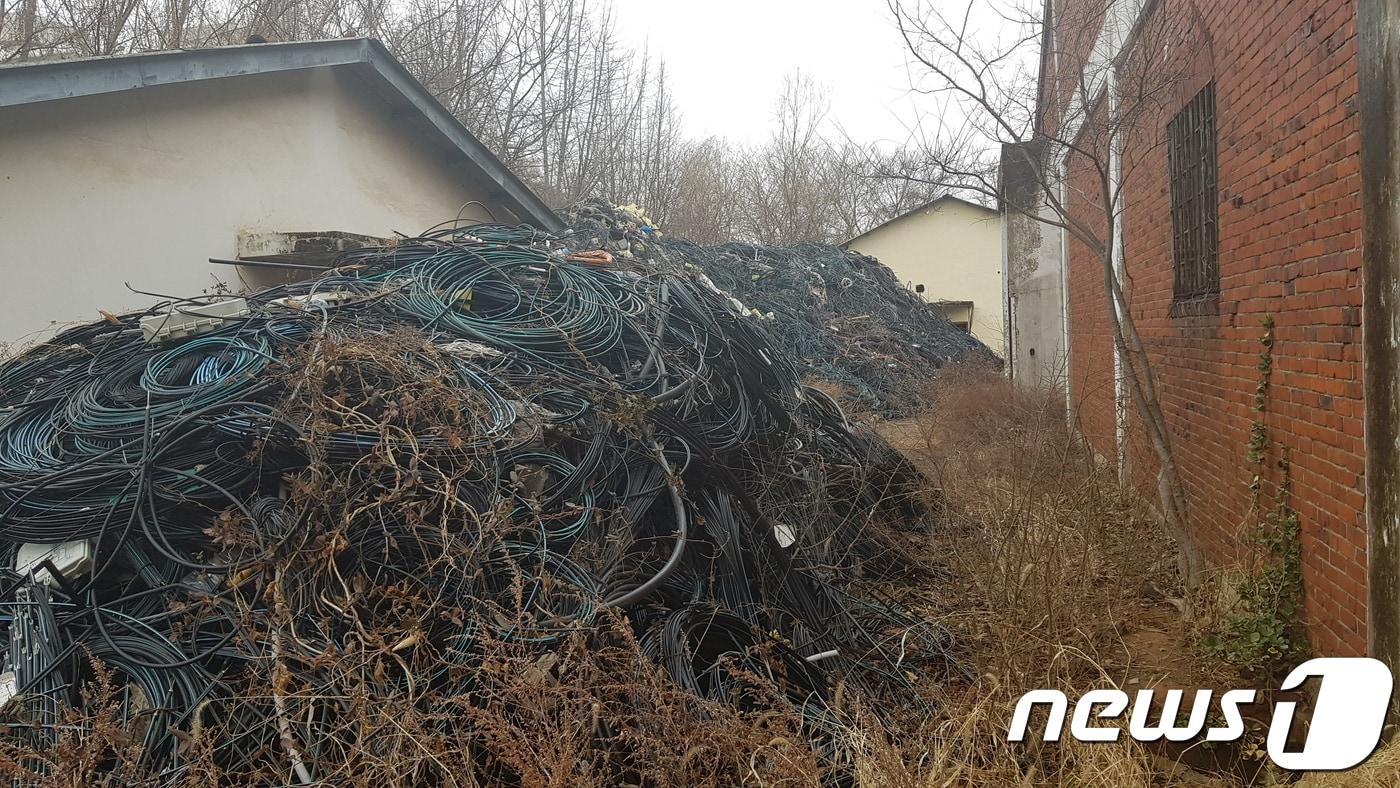 익산 국가산단 한 폐공장 부지에 4000톤에 달하는 폐전선과 생활폐기물이 방치돼 있다.2018.03.12/뉴스1ⓒ News1 박슬용 기자