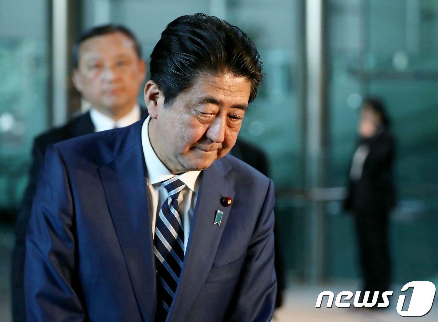 본문 이미지 - 아베 신조(安倍晋三) 일본 총리가 12일 오후 도쿄(東京) 총리관저에서 사학재단 모리토모 학원의 국유지 헐값 매입 의혹과 관련, 재무성이 문서조작을 한 것에 대해 대국민 사과를 했다. 아베 총리는 "행정 전체의 신뢰를 뒤흔들 수 있는 사태이며, 행정의 수장으로서 책임을 통감한다. 국민들에게 깊은 사과의 말을 전한다"고 했다. 2018.03.12 ⓒ AFP=뉴스1 ⓒ News1 최종일 기자