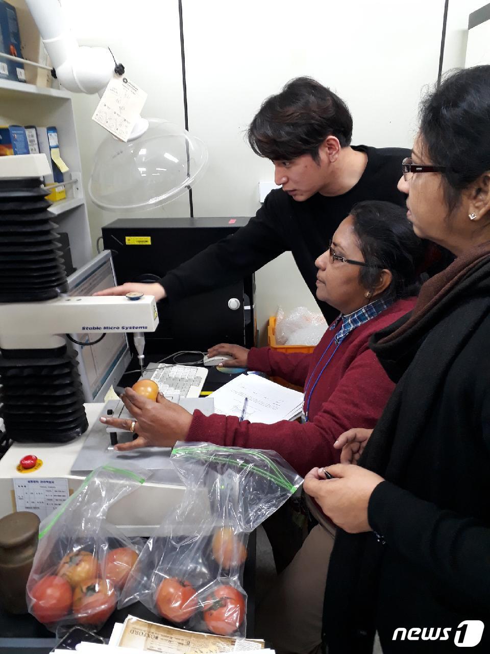 본문 이미지 - 참가자들이 식물 검역 기술을 배우고 있다.ⓒ News1