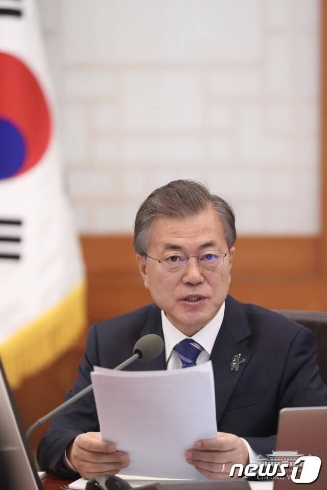 본문 이미지 - 문재인 대통령이 지난해 3월13일 국무회의를 주재하며  "중소기업·소상공인·창업자가 실질적으로 체감할 수 있도록 금융부담 경감을 위해 준비해온 금융혁신과제를 속도감 있게 추진해달라＂고 주문했다. (청와대 페이스북) 2018.3.13/뉴스1 ⓒ News1