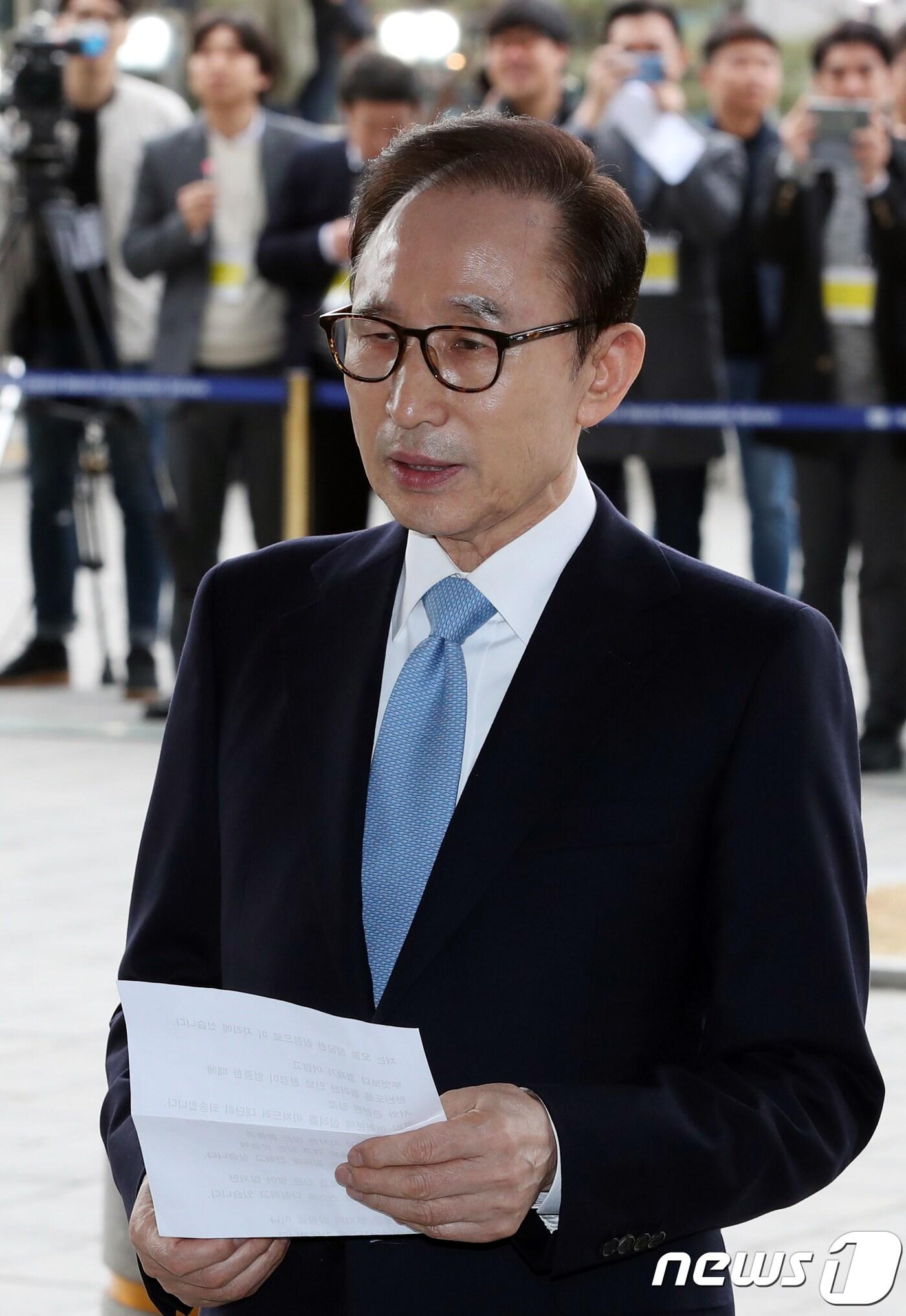 본문 이미지 - '뇌물수수·횡령·조세포탈' 등의 혐의를 받고 있는 이명박 전 대통령이 14일 오전 서울 서초동 서울중앙지검에 출석하고 있다. 이 전 대통령은 노태우, 전두환, 고(故) 노무현, 박근혜 전 대통령에 이어 역대 5번째로 검찰 조사를 받는 불명예를 안게 됐다. 2018.3.14/뉴스1 ⓒ News1 박지혜 기자
