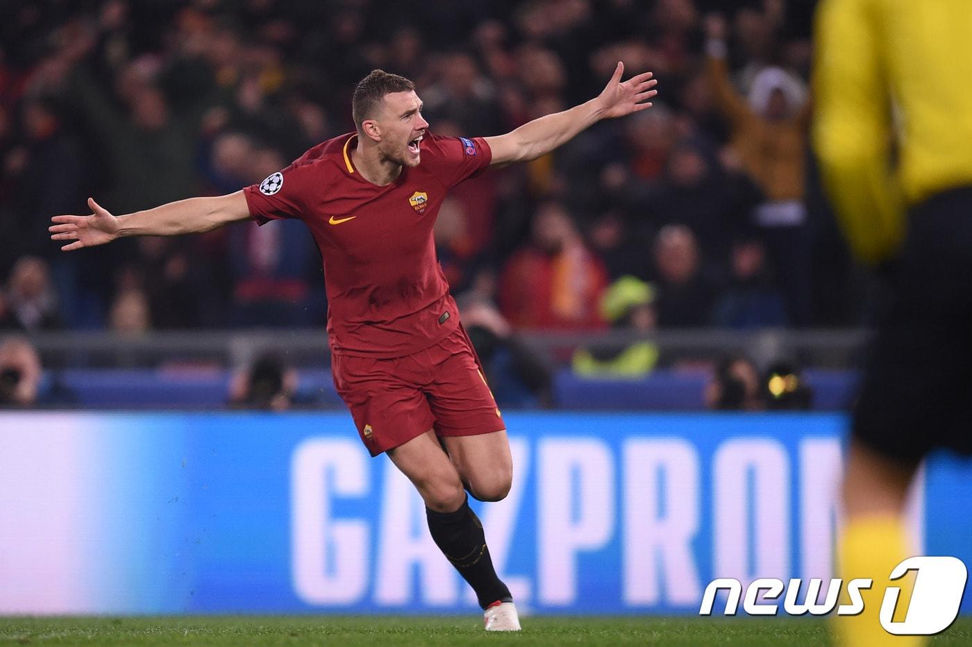 14일(한국시간) 이탈리아 로마 스타디오 올림피코에서 열린 샤흐타르 도네츠크와의 2017-18 유럽축구연맹(UEFA) 챔피언스리그 16강 2차전에서 1-0 승리를 이끈 에딘 제코(32·AS로마)가 세레모니를 하고 있다. ⓒAFP=News1