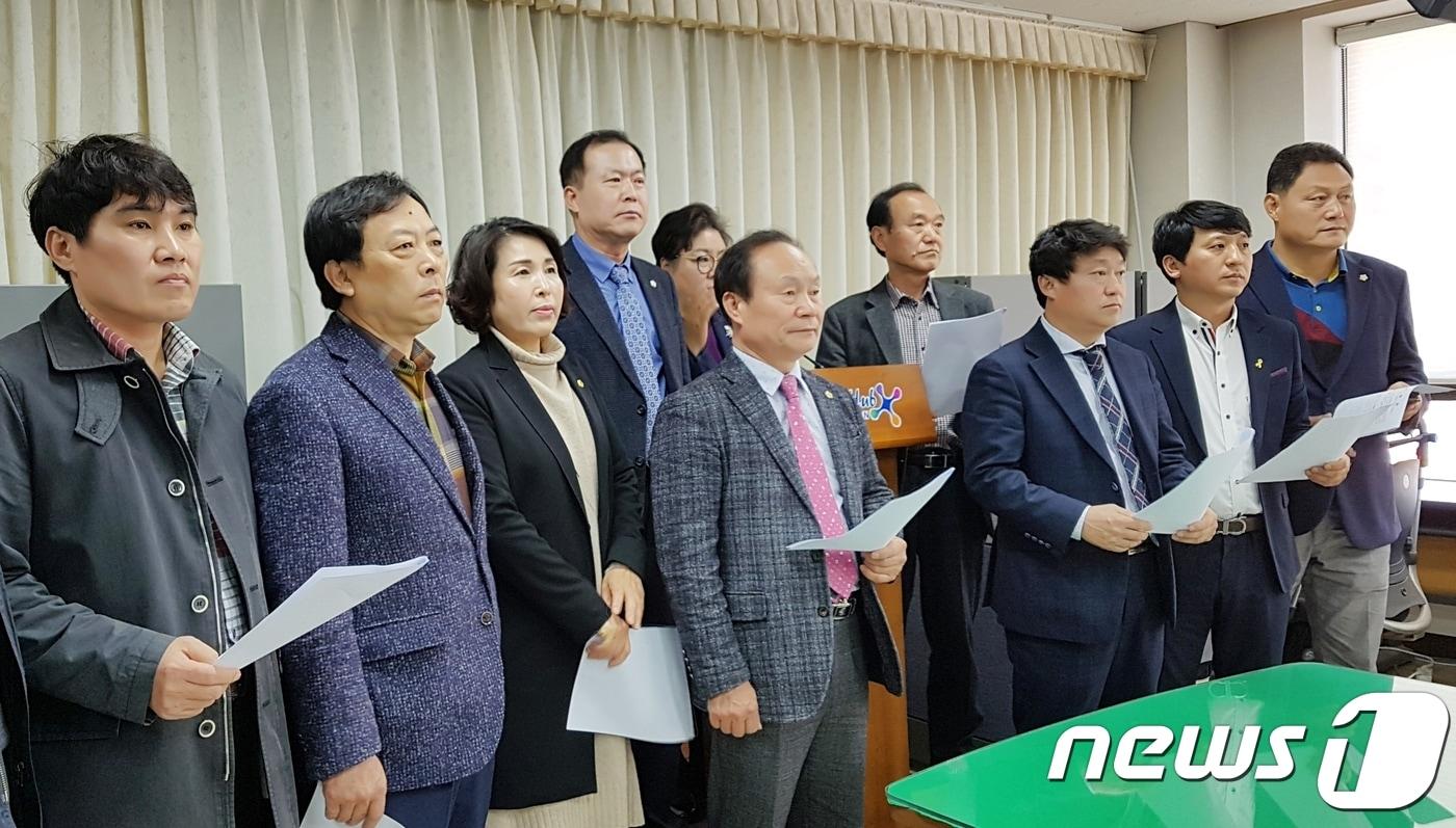 본문 이미지 - 군산시의회 의원들이 전라북도선거구획정위원회의 선거구획정안과 관련해 기자회견을 갖고 입장을 밝히고 있다. ⓒ News1
