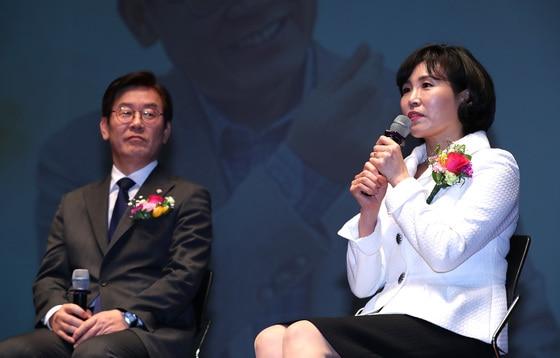 본문 이미지 - 2018년 3월 14일 당시 이재명 성남시장 부인 김혜경 씨(오른쪽)가 경기도 성남시 중원구 성남시청에서 열린 민선 5,6기 성남시장 퇴임식 갈무리 토크쇼에서 시 공무원들과 대화를 하고 있다. ⓒ News1 