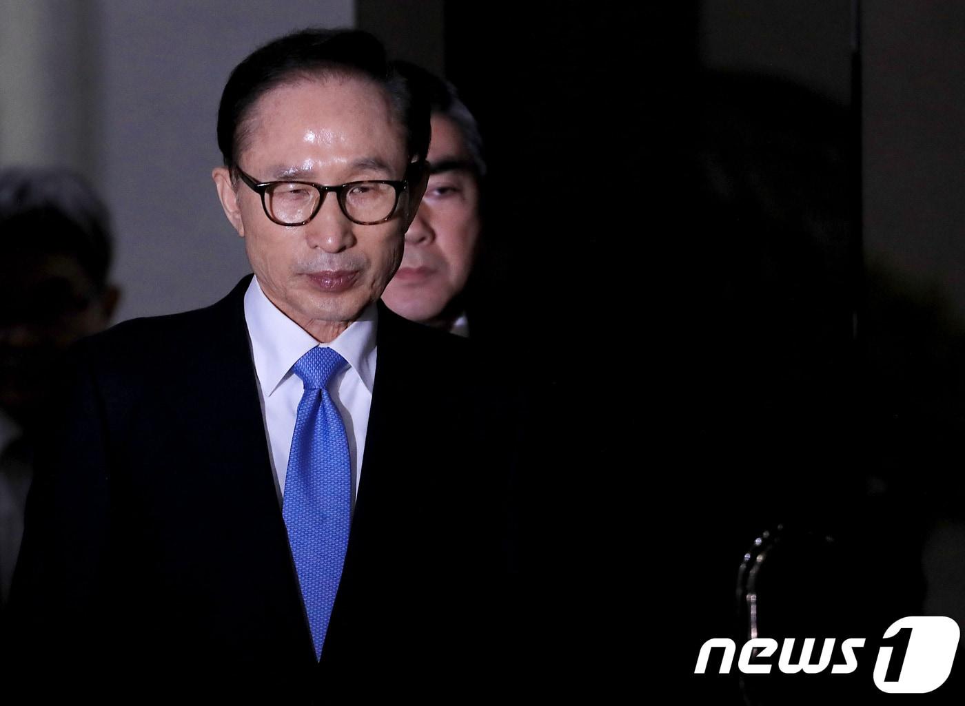 본문 이미지 - '뇌물수수·횡령·조세포탈' 등의 혐의를 받고 있는 이명박 전 대통령이 검찰 소환 조사를 마치고 15일 오전 서울 서초동 서울중앙지검을 나서고 있다.  ⓒ News1 이재명 기자