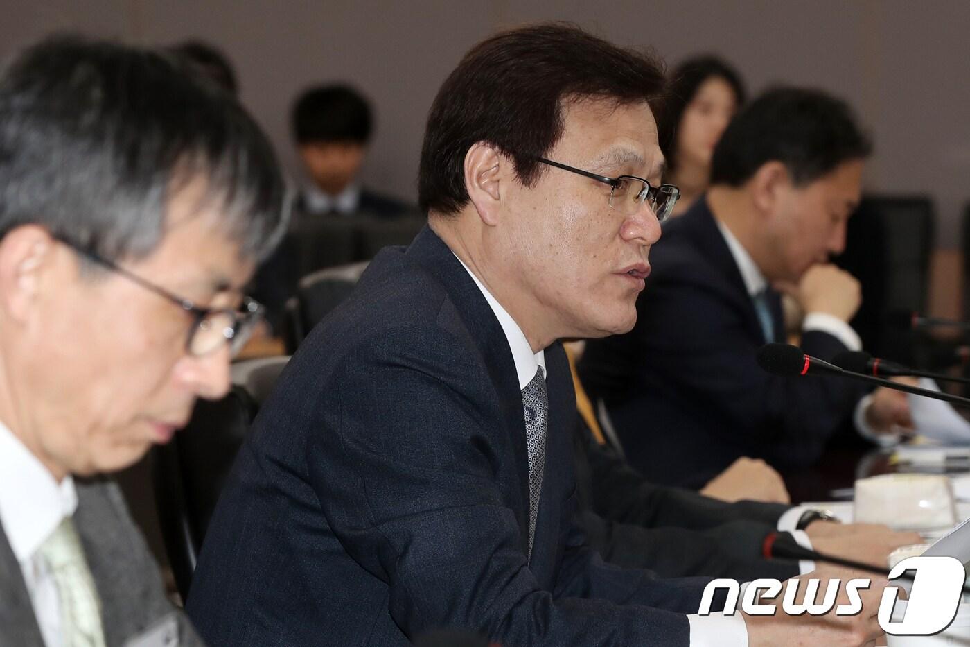 최종구 금융위원장이 15일 오전 서울 정부서울청사 금융위 대회의실에서 열린 '금융회사 지배구조 개선방안 간담회'에서 모두발언을 하고 있다. 2018.3.15/뉴스1 ⓒ News1 민경석 기자