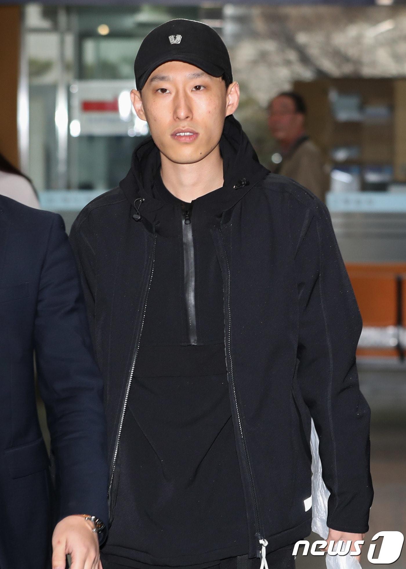 본문 이미지 - 가사를 통해 랩퍼 키디비를 모욕한 혐의를 받고 있는 래퍼 블랙넛(오른쪽) ⓒ News1