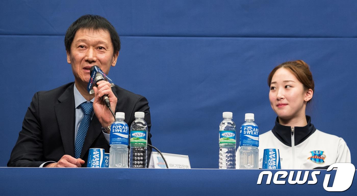 본문 이미지 - IBK기업은행 이정철 감독이 15일 서울 마포구 스탠포드호텔에서 열린 프로배구 도드람 2017-2018 V-리그 포스트시즌 미디어데이에서 취재진 질문에 답하고 있다. 오른쪽은 고예림 선수. 2018.3.15/뉴스1 ⓒ News1 유승관 기자