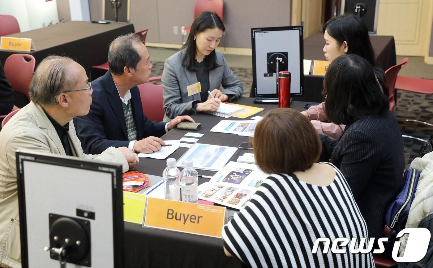 15일 제주컨벤션센터에서 열린 'OTA 트래블마트 in 제주'에 참석한 도내 관광업체가 대만 OTA와 상담을 하고 있다. 2018.3.15/뉴스1 ⓒ News1