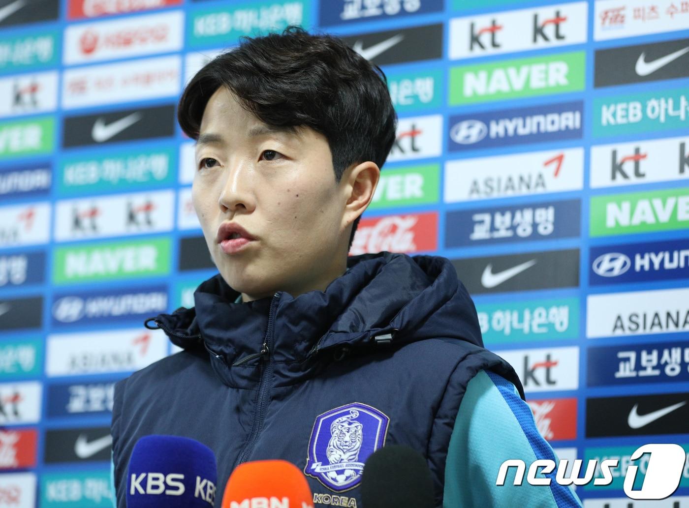 본문 이미지 - 한국 여자축구대표팀 김혜리가 15일 오후 경기 파주시 NFC에서 아시아축구연맹(AFC) 아시안컵 출전을 앞두고 취재진의 질의에 답하고 있다. 여자대표팀은 오는 4월부터 요르단 암만에서 열리는 아시안컵에 참가하며 지소연(첼시 레이디스‧잉글랜드)과 조소현(아발드네스‧노르웨이) 등은 대회가 열리는 현지에서 합류할 예정이다. 2018.3.15/뉴스1 ⓒ News1 신웅수 기자