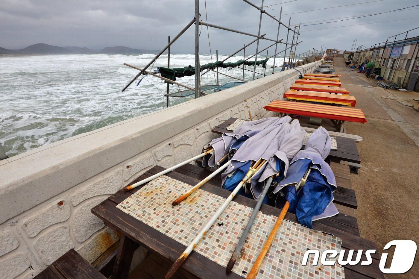 경북 동해안에 강풍 주의보가 발령된 16일 오전 포항시 남구 흥해읍 용한리 해수욕장 방파제에 있는 회 식당들이 영업을 준비를 하지 않고 있다.2018.3.16/뉴스1 ⓒ News1 최창호 기자