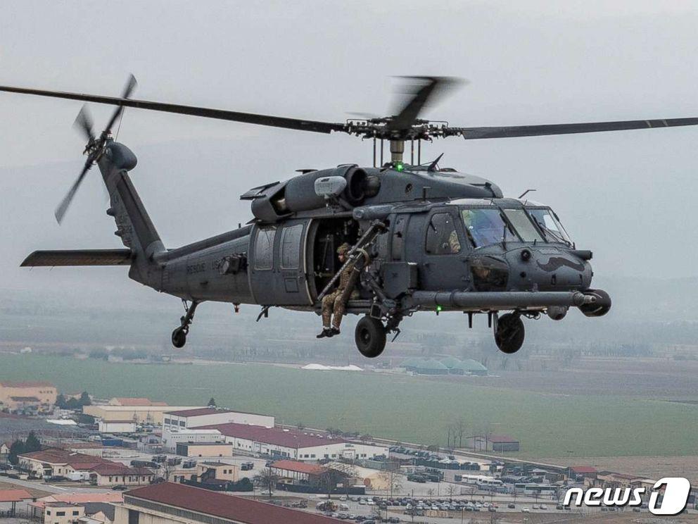 본문 이미지 - 미군이 수색·구조용으로 운용 중인 HH-60 '페이브호크' 헬리콥터 <자료사진> (미 공군 제공) ⓒ News1