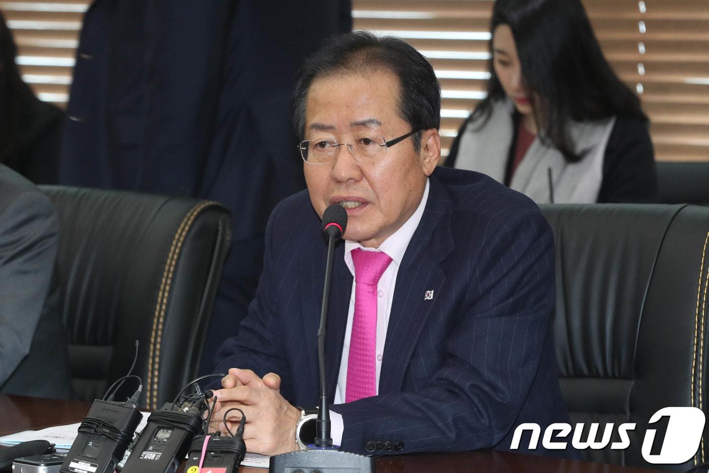 본문 이미지 - 홍준표 자유한국당 대표가 지난 16일 오후 충남 천안축산농협 중회의실에서 충청권 민심대책회의에서 인사말을 하고 있다. /뉴스1 ⓒ News1 주기철 기자