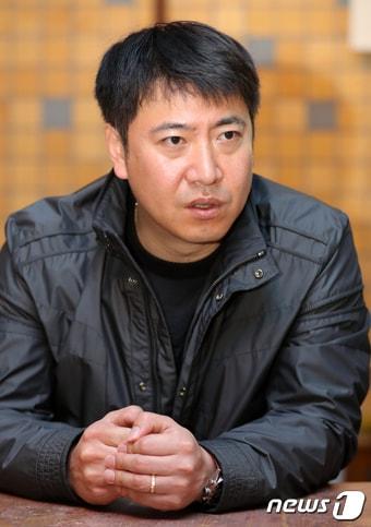 본문 이미지 - 노승일 전 K스포츠재단 부장이 16일 서울 마포구 합정동의 한 카페에서 뉴스1과 인터뷰하고 있다. 최순실 국정농단의 내부고발자인 노 씨는 최근 최순실과 처음 만나 함께 일하게 된 이야기부터 핵심 고발자로 서기까지의 과정을 담은 책 '노승일의 정조준'을 펴냈다. 2018.3.16/뉴스1 ⓒ News1 구윤성 기자