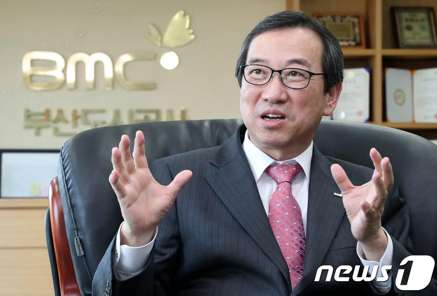 본문 이미지 - 김영환 부산도시공사 사장이 9일 부산도시공사 사장실에서 뉴스1과 인터뷰를 하고 있다. 2018.3.16/뉴스1 ⓒ News1 여주연 기자