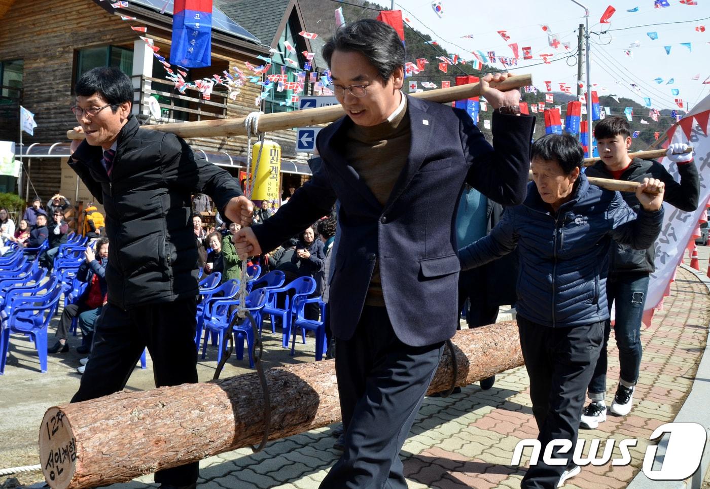 본문 이미지 - 17일 강원 인제군 상남면 미산1리 산림문화휴양관 일원에서 열린 제14회 인제 미산계곡 방태산 고로쇠 축제에서 이순선 인제군수가 목도재현행사를 체험하고 있다. 고로쇠 축제는 18일까지 열린다. 2018.3.17/뉴스1 ⓒ News1 최석환 기자