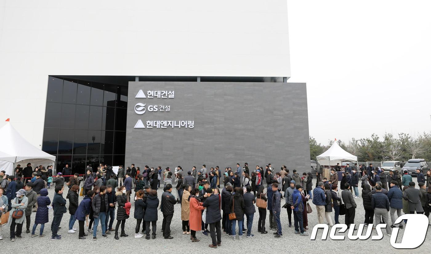 본문 이미지 - 18일 오전 서울 서초구 양재동 화물터미널 부지에 마련된 '디에이치 자이 개포' 견본주택을 찾은 방문객들이 줄지어 입장을 기다리고 있다. 2018.3.18/뉴스1 ⓒ News1 이재명 기자