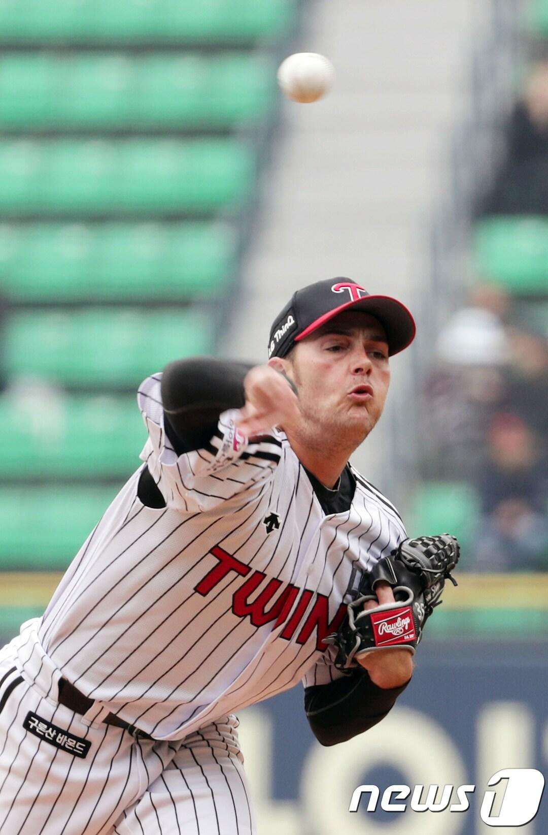 본문 이미지 - 18일 오후 서울 송파구 잠실야구장에서 열린 2018 프로야구 신한은행 마이카 KBO리그 LG 트윈스와 두산 베어스의 시범경기에서 LG 선발 윌슨이 역투하고 있다. 2018.3.18/뉴스1 ⓒ News1 이재명 기자