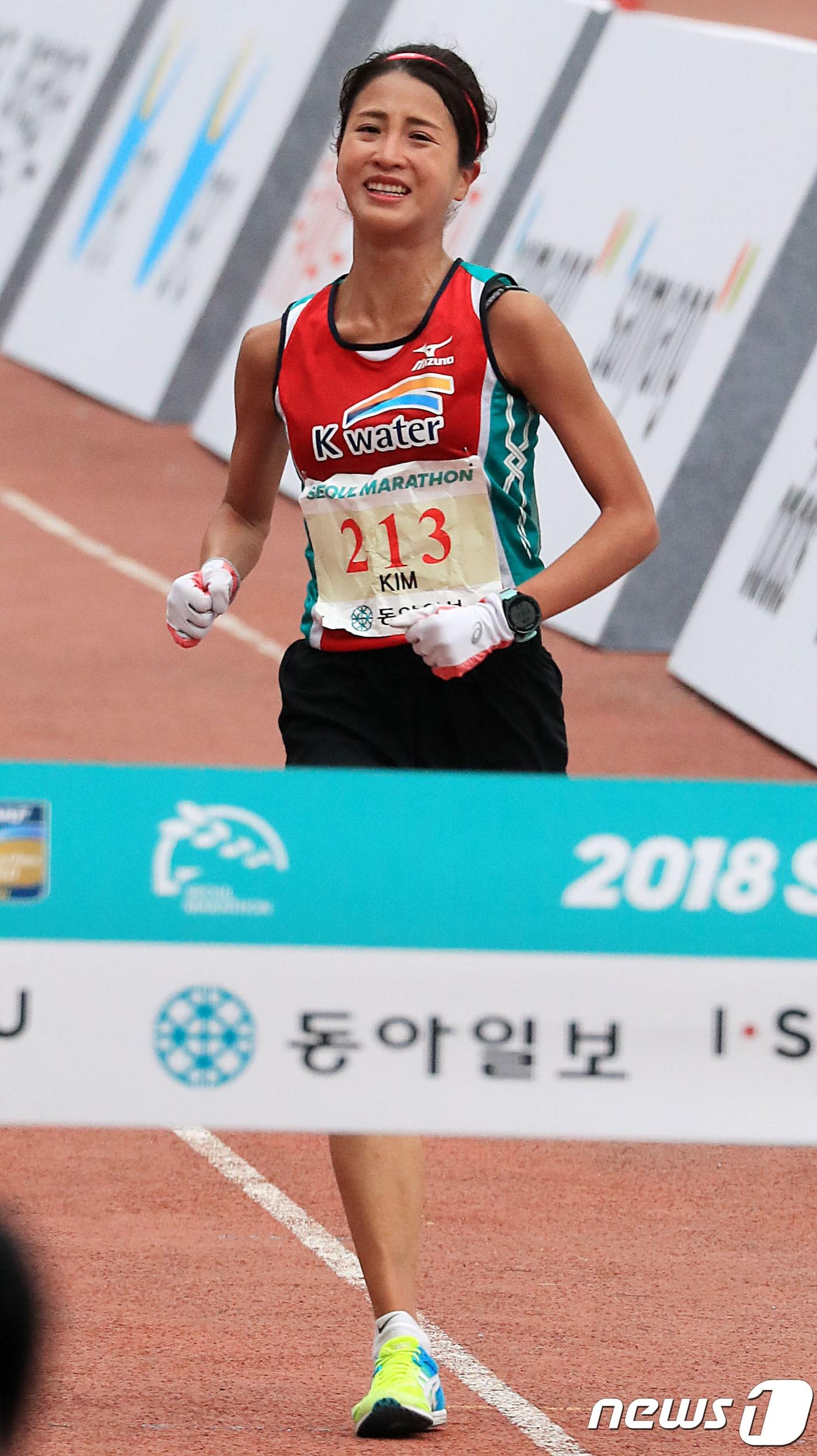 본문 이미지 - 서울국제마라톤 겸 제89회 동아마라톤이 열린 18일 서울 송파구 잠실종합운동장에서 국내 여자부문 1위 k-water소속 김도연 선수가 결승선을 통과하고 있다.(동아일보 제공) 2018.3.18/뉴스1 ⓒ News1 민경석 기자